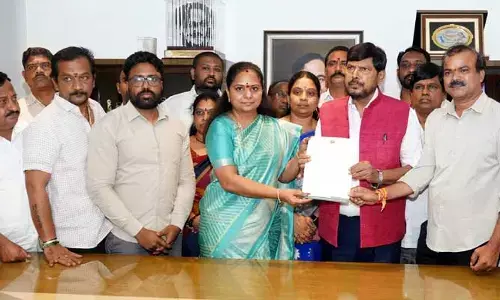 MLC కవితతో కేంద్రమంత్రి అథవాలే భేటీ