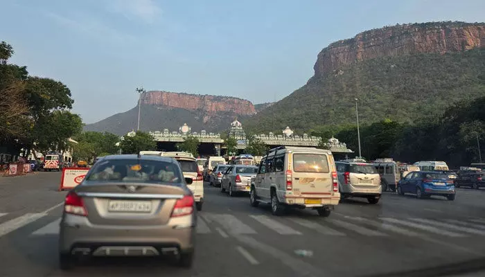 Tirumala Update: తిరుమల వెళ్తున్నారా.. ఆ మార్గంలో భారీగా ట్రాఫిక్ జామ్ Tirumala Update: తిరుమల వెళ్తున్నారా.. ఆ మార్గంలో భారీగా ట్రాఫిక్ జామ్