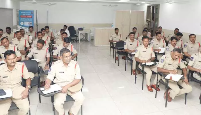 స్టేషన్ హౌస్ ఆఫీసర్లు నిబద్ధతతో పనిచేస్తేనే అగ్రస్థానంలో ఉంటాం: డీజీపీ జితేందర్ స్టేషన్ హౌస్ ఆఫీసర్లు నిబద్ధతతో పనిచేస్తేనే అగ్రస్థానంలో ఉంటాం: డీజీపీ జితేందర్