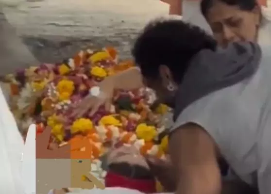 హార్ట్ బ్రేకింగ్.. ప్రముఖ నటి మృతి.. దహనం చేయొద్దంటూ రోదించిన భర్త(వీడియో) హార్ట్ బ్రేకింగ్.. ప్రముఖ నటి మృతి.. దహనం చేయొద్దంటూ రోదించిన భర్త(వీడియో)