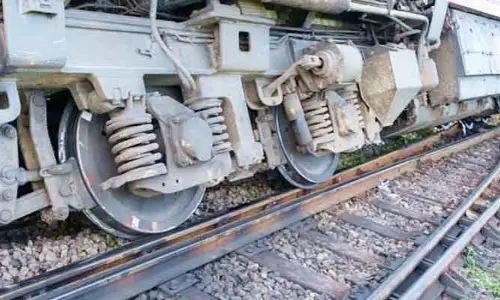 Train Accident: పట్టాలు తప్పిన ప్యాసింజర్ ట్రైన్.. తప్పిన పెను ప్రమాదం
