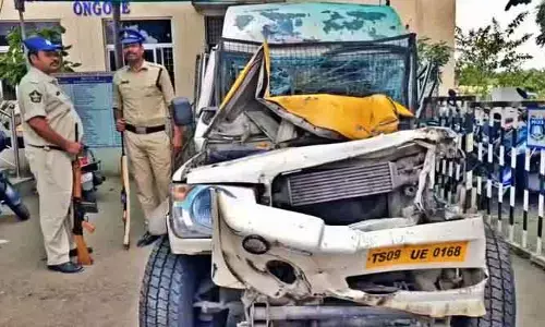 అర్థరాత్రి రోడ్డుప్రమాదం.. వాహనంలో రూ.8 కోట్ల బంగారం.. షాకైన పోలీసులు