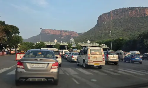 Tirumala Update: తిరుమల వెళ్తున్నారా.. ఆ మార్గంలో భారీగా ట్రాఫిక్ జామ్
