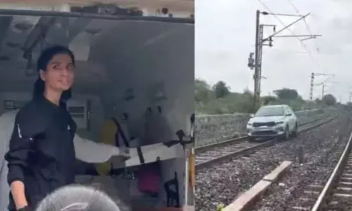 రైల్వే ట్రాక్‌పై కారు నడిపిన యువతి.. మెంటల్ ఆస్పత్రికి తరలింపు