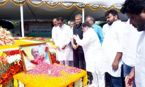 PV Narasimha Rao: పీవీ ఘాట్‌లో నివాళి అర్పించిన కాంగ్రెస్‌ నేతలు.. మంత్రి పొన్నం కీలక వ్యాఖ్యలు