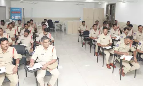 స్టేషన్ హౌస్ ఆఫీసర్లు నిబద్ధతతో పనిచేస్తేనే అగ్రస్థానంలో ఉంటాం: డీజీపీ జితేందర్