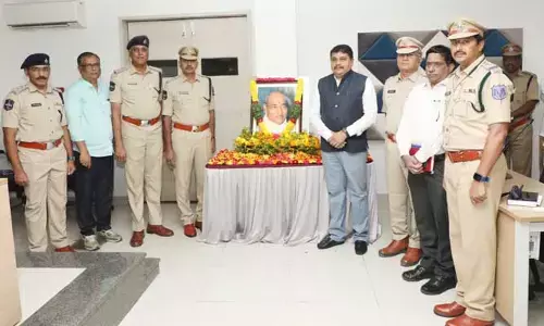 పీవీ చిత్ర పటానికి గౌరవ వందనం సమర్పించిన అడిషనల్ డీజీపీ