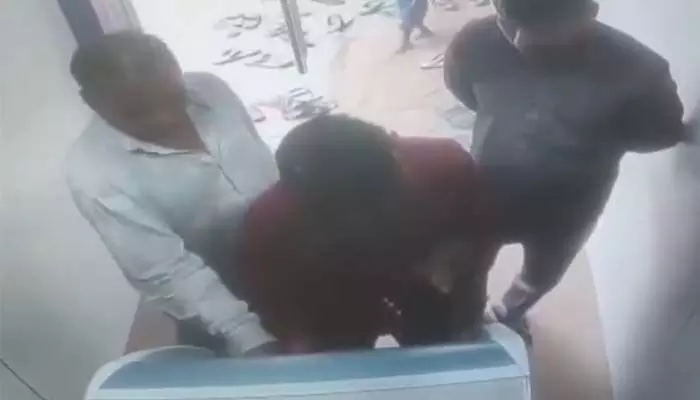 VIDEO VIRAL: ఏటీఎంలో డబ్బులు తీస్తున్నారా? జర భద్రం VIDEO VIRAL: ఏటీఎంలో డబ్బులు తీస్తున్నారా? జర భద్రం