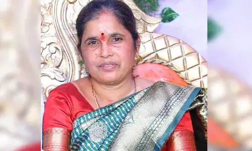 బైక్ పై నుంచి జారిపడి మహిళ మృతి..