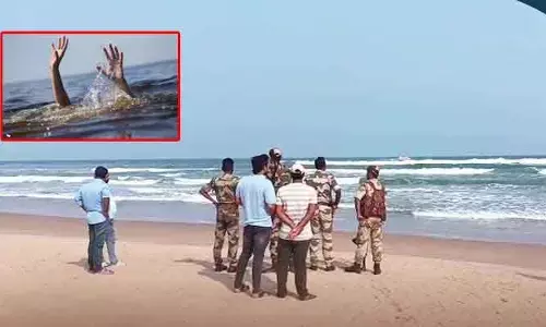 బాపట్ల జిల్లాలో విషాదం.. సముద్ర స్నానానికి వెళ్లి ఇద్దరు మృతి