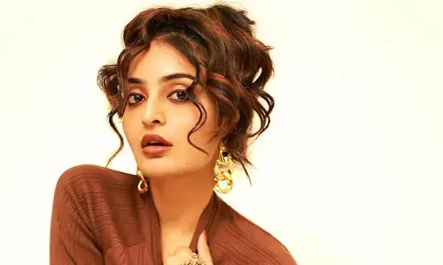 అనన్య నాగళ్ల హాట్ పోస్ట్.. లాలిపాప్ తింటే బూబ్స్ చూపించాలని రూల్ ఉందా? అంటూ నెటిజన్ల కామెంట్లు
