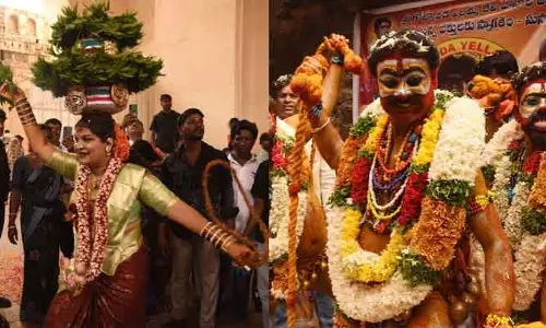 బోనమెత్తిన గోల్కొండ.. పోతురాజుల వీరంగం