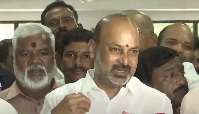 అధ్యక్ష పదవి రానంత మాత్రాన డమ్మీలు కాదు.. బండి సంజయ్ కీలక వ్యాఖ్యలు అధ్యక్ష పదవి రానంత మాత్రాన డమ్మీలు కాదు.. బండి సంజయ్ కీలక వ్యాఖ్యలు