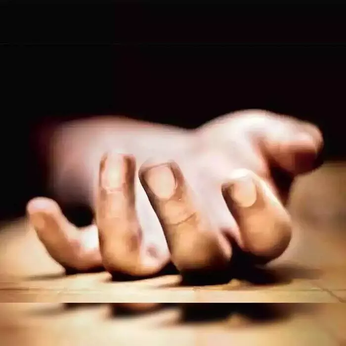 అప్పుల బాధతో కుటుంబం సూసైడ్.. ముగ్గురు మృతి అప్పుల బాధతో కుటుంబం సూసైడ్.. ముగ్గురు మృతి