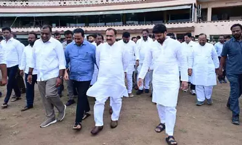 మావోయిస్టులతో చర్చలు ఎందుకు జరపరు.. పీసీసీ చీఫ్ హాట్ కామెంట్స్