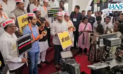 మహారాష్ట్రలో హిందీ తప్పనిసరిపై ప్రతిపక్షాల నిరసన