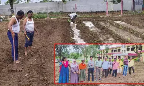 పార పట్టి.. సేద్యం చేసి.. డ్రాపౌట్స్ తగ్గించేందుకు అధ్యాపకుల వినూత్న ఆలోచన