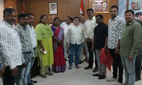 మంత్రి పొన్నం ప్రభాకర్​ను కలిసిన బీసీ ఎంప్లాయీస్​