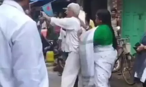 Video: కమ్యూనిస్ట్ లీడర్‌ను చెప్పుతో కొట్టిన మహిళా నాయకురాలు.. నడిరోడ్డుపైనే ఎందుకంటే?