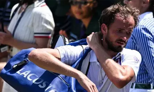 Wimbledon 2025 : ఆసక్తికరంగా మొదలైన వింబుల్డన్.. తొలి రౌండ్‌లోనే ఇంటిదారిపట్టిన మెద్వెదెవ్