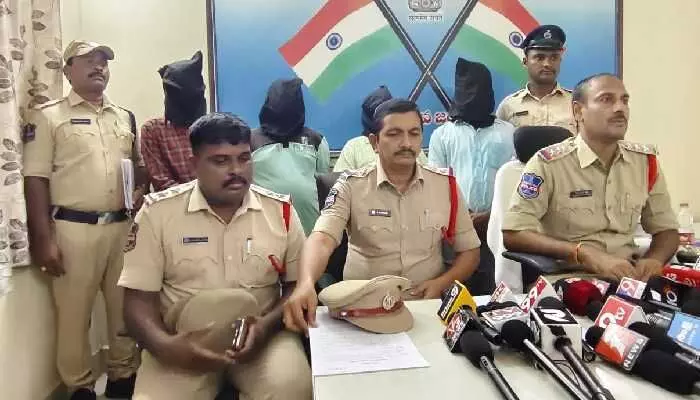 చిట్టీల పేరుతో మోసం.. నలుగురు అరెస్ట్ చిట్టీల పేరుతో మోసం.. నలుగురు అరెస్ట్
