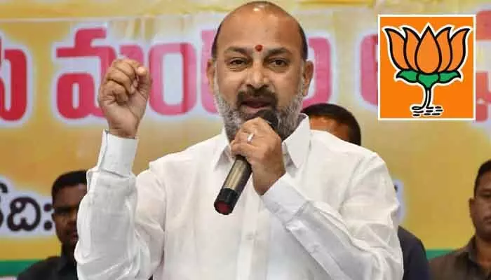 కాంగ్రెస్, బీఆర్ఎస్ ట్రాప్లో పడొద్దు: బండి సంజయ్ ఆసక్తికర వ్యాఖ్యలు కాంగ్రెస్, బీఆర్ఎస్ ట్రాప్లో పడొద్దు: బండి సంజయ్ ఆసక్తికర వ్యాఖ్యలు