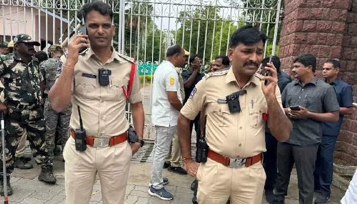 కరీంనగర్ పోలీసులకు బాడీ వార్న్ కెమెరాలు.. మరో సాంకేతిక అడుగు కరీంనగర్ పోలీసులకు బాడీ వార్న్ కెమెరాలు.. మరో సాంకేతిక అడుగు