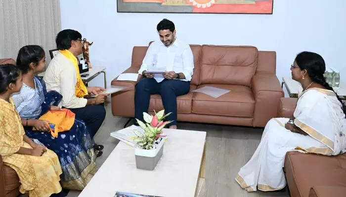 ‘దిగులొద్దు.. అండగా ఉంటాం’.. మంత్రి నారా లోకేష్ హామీ ‘దిగులొద్దు.. అండగా ఉంటాం’.. మంత్రి నారా లోకేష్ హామీ