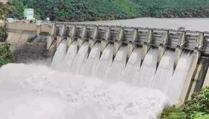 శ్రీశైలం జలాశయానికి కొనసాగుతున్న వరద ప్రవాహం శ్రీశైలం జలాశయానికి కొనసాగుతున్న వరద ప్రవాహం