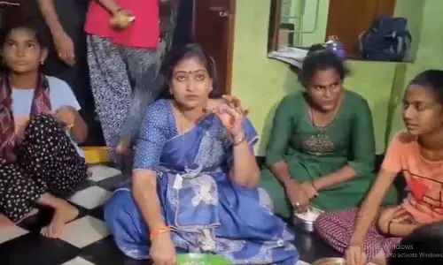 ఏపీ హోంమంత్రి అనిత‌కు చేదు అనుభవం.. ఏకంగా తన భోజనంలో బొద్దింక