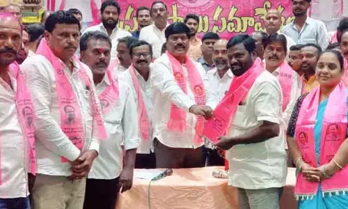 ఇది కాంగ్రెస్‌కు దెబ్బే..! బీఆర్ఎస్‌లో చేరిన కాంగ్రెస్ మాజీ సర్పంచ్‌లు