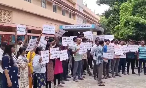 జాబ్ క్యాలెండర్, నోటిఫికేషన్‌లు విడుదల చేయాలి.. చిక్కడపల్లి లైబ్రరీలో నిరుద్యోగుల నిరసన