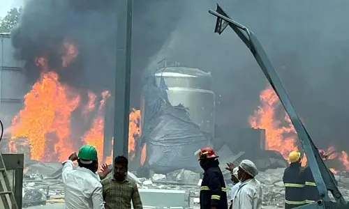 గాల్లో దీపాలుగా.. కార్మికుల ప్రాణాలు