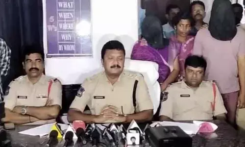 ఫైనాన్స్ డబ్బుల కోసం హత్య.. ఇద్దరు రైల్వే ఉద్యోగులు అరెస్ట్..