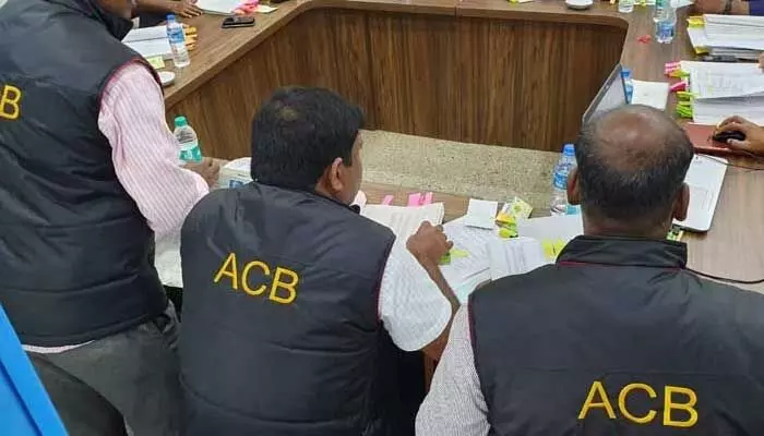 విద్యుత్ శాఖలో మరో అవినీతి తిమింగలం.. అక్రమాస్తులు చూసి నోరెళ్లబెట్టిన ఏసీబీ విద్యుత్ శాఖలో మరో అవినీతి తిమింగలం.. అక్రమాస్తులు చూసి నోరెళ్లబెట్టిన ఏసీబీ