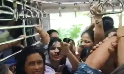 లోకల్ ట్రైన్‌లో జుట్టు పట్టి కొట్టుకున్న మహిళలు(వీడియో)