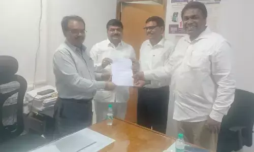 మంత్రి కొండా సురేఖపై ఎన్నికల కమిషనర్‌కు ఫిర్యాదు