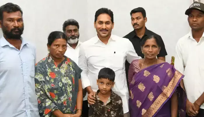 వైయస్ జగన్ ను కలిసిన సింగయ్య కుటుంబం