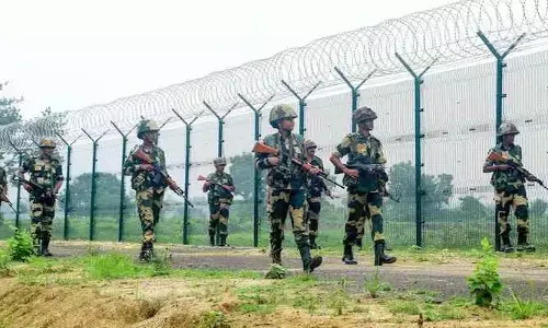 Smugglers: బీఎస్ఎఫ్ జవాన్లపై బంగ్లాదేశ్ స్మగ్లర్ల దాడి.. నాడియా సరిహద్దులో ఉద్రిక్తత