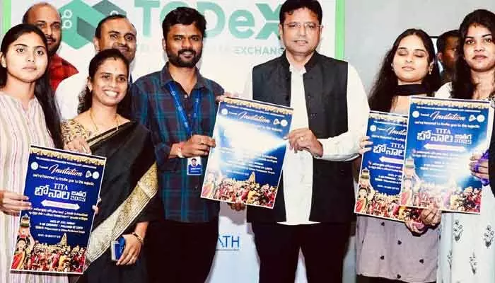 ఐటీ కారిడార్లో బోనాల జాతర.. శిల్పకళా వేదిక నుంచి దేవస్థానానికి శోభాయాత్ర..! ఐటీ కారిడార్లో బోనాల జాతర.. శిల్పకళా వేదిక నుంచి దేవస్థానానికి శోభాయాత్ర..!