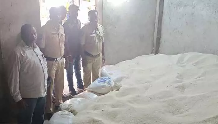 60 క్వింటాళ్ల అక్రమ PDS రైస్.. పట్టుకున్న టాస్క్ ఫోర్స్ పోలీసులు.. 60 క్వింటాళ్ల అక్రమ PDS రైస్.. పట్టుకున్న టాస్క్ ఫోర్స్ పోలీసులు..