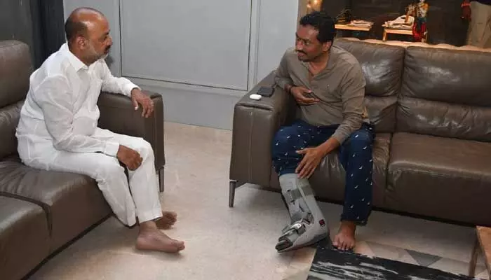 ఎంపీ రఘునందన్ రావును పరామర్శించిన బండి సంజయ్ ఎంపీ రఘునందన్ రావును పరామర్శించిన బండి సంజయ్