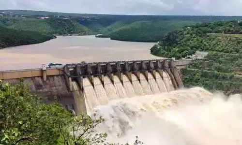 శ్రీశైలం జలశయానికి కొనసాగుతోన్న వరద