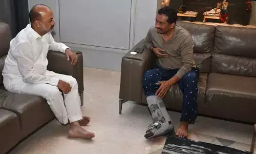 ఎంపీ రఘునందన్ రావును పరామర్శించిన బండి సంజయ్