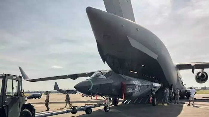 బ్రిటన్ F-35B ఫైటర్ జెట్ ను ముక్కలుగా విడదీసి తరలించేలా ఏర్పాట్లు బ్రిటన్ F-35B ఫైటర్ జెట్ ను ముక్కలుగా విడదీసి తరలించేలా ఏర్పాట్లు
