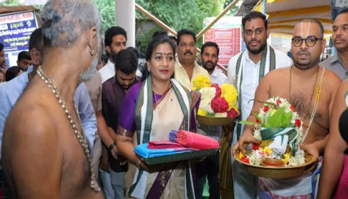 ఏటా ఈ ఆలయాన్ని దర్శించుకోవడం ఆనవాయితీ: హోం మంత్రి అనిత ఏటా ఈ ఆలయాన్ని దర్శించుకోవడం ఆనవాయితీ: హోం మంత్రి అనిత
