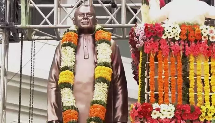 మాజీ CM రోశయ్య విగ్రహాన్ని ఆవిష్కరించిన ఖర్గే మాజీ CM రోశయ్య విగ్రహాన్ని ఆవిష్కరించిన ఖర్గే