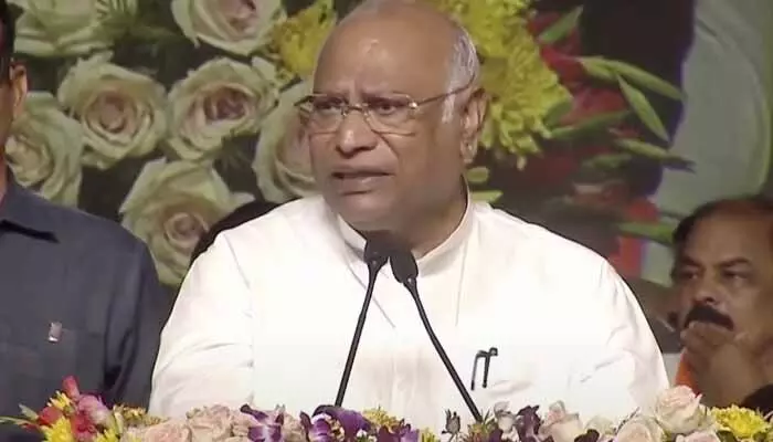 మోడీ జీ.. ముందు దేశ ప్రజల బాధలు విను: కాంగ్రెస్ సమరభేరి సభలో మల్లికార్జున్ ఖర్గే మోడీ జీ.. ముందు దేశ ప్రజల బాధలు విను: కాంగ్రెస్ సమరభేరి సభలో మల్లికార్జున్ ఖర్గే