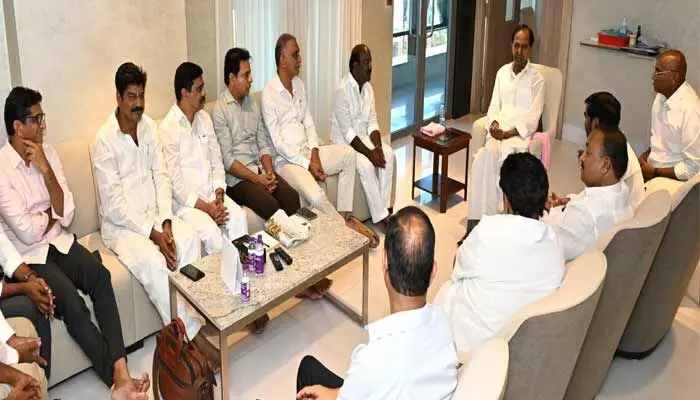 KCR: ఆసుపత్రి నుంచే కేసీఆర్ చిట్ చాట్.. పార్టీ నేతల నుండి ఫీడ్ బ్యాక్ KCR: ఆసుపత్రి నుంచే కేసీఆర్ చిట్ చాట్.. పార్టీ నేతల నుండి ఫీడ్ బ్యాక్