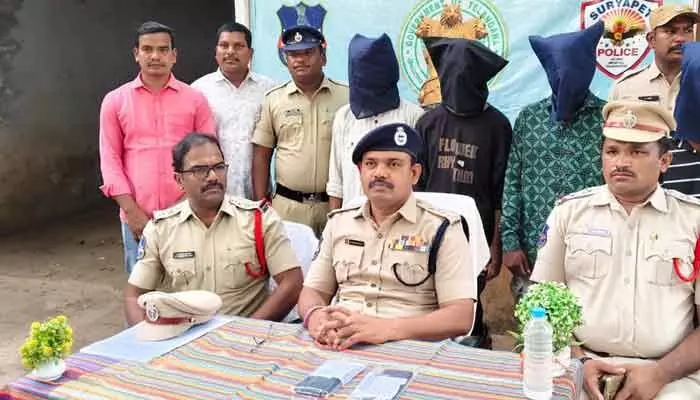 హుజూర్నగర్ పోలీసుల దాడి.. గంజాయి కొనుగోలు, విక్రయంలో నలుగురు అరెస్టు హుజూర్నగర్ పోలీసుల దాడి.. గంజాయి కొనుగోలు, విక్రయంలో నలుగురు అరెస్టు